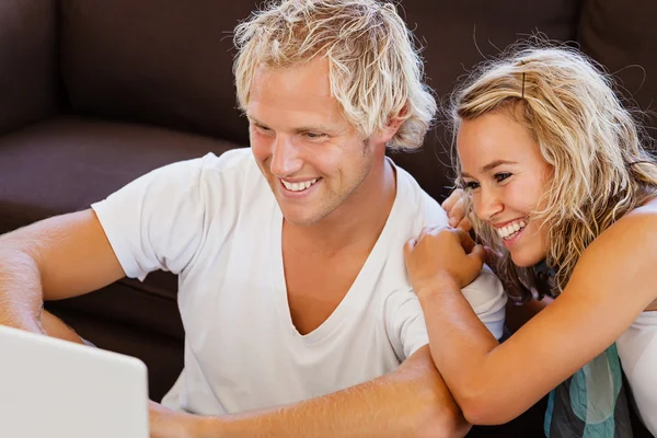 Gelukkige jonge paar met behulp van laptop — Stockfoto