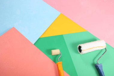 Renkli arka planda tamir aletleri, fırçalar, silindirler. Alışveriş afişi, geometri. Minimum yenileme ve inşaat konsepti. Üst görünüm, metin için yer. Moda yeşili, mavi, pembe.