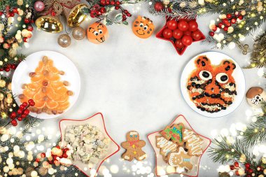 Yeni yıl yemekleri, geleneksel şenlikli kaplan yavrusu salatası, yılın sembolü, olivier salatası, mandalina ve üzüm ringa kemiği, köknar dalları ve süslemeler, gıda tasarımı fikri, düzlük.,
