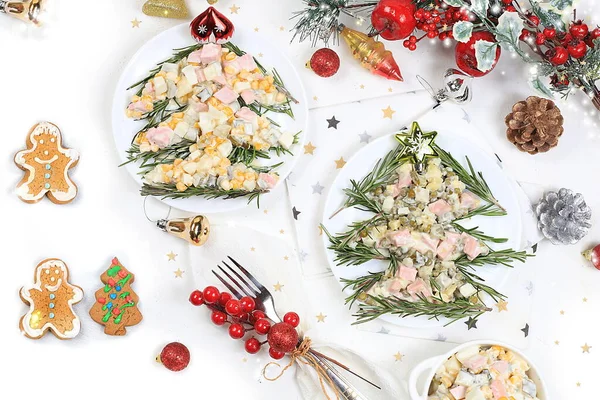 Nourriture Nouvel Noël Salade Traditionnelle Olivier Festive Avec Branches Sapin Images De Stock Libres De Droits