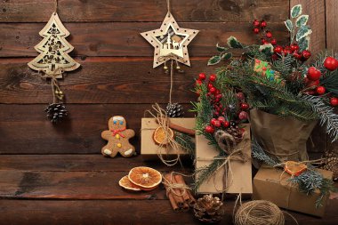 Noel kompozisyonu ve sıfır atık eğilimi ile eski ahşap arka planda eko ev yapımı ambalaj ve ahşap süslemeler, tasarım, ev dekorasyonu, yeni yıl tatil eko konsepti,