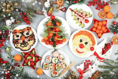 Yeni yıl yemekleri, kaplan ve Noel Baba 'lı geleneksel festival salatası, yılın sembolü, sebze ve meyveden yapılmış yenilebilir sebze ağaçları, gıda tasarımı fikri, köknar dalları ve süslemeleri,