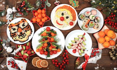 Yeni yıl yemekleri, kaplan ve Noel Baba 'lı geleneksel festival salatası, yılın sembolü, sebze ve meyveden yapılmış yenilebilir sebze ağaçları, gıda tasarımı fikri, köknar dalları ve süslemeleri,,