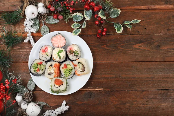 Świeże Sushi Bułki Śledź Sosem Drewnianym Tle Dekoracjami Wakacyjnymi Świąteczne — Zdjęcie stockowe