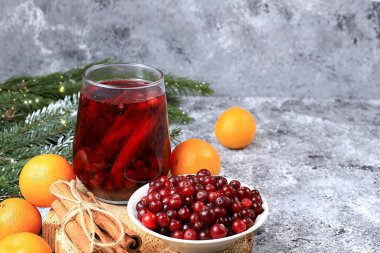 Alkollü veya alkolsüz, kızılcık ve tarçın baharatlı kokteyl, soğuk mevsimde sıcak kış içeceği, Noel şenlikli içki, kış kompozisyonu, seçici odaklanma.