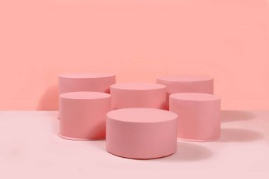 Podyumlu soyut arkaplan, kozmetik ürünlerinin tanıtımı veya sunumu için boş vitrin, metin için yeri olan geometrik şekiller, asgari ekolojik konsept, seçici odaklanma