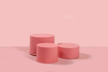 Podyumlu soyut arkaplan, kozmetik ürünlerinin tanıtımı veya sunumu için boş vitrin, metin için yeri olan geometrik şekiller, asgari ekolojik konsept, seçici odaklanma