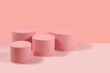 Podyumlu soyut arkaplan, kozmetik ürünlerinin tanıtımı veya sunumu için boş vitrin, metin için yeri olan geometrik şekiller, asgari ekolojik konsept, seçici odaklanma