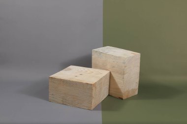 Doğal ahşap podyumlara sahip soyut arkaplan, kozmetik ürünlerin tanıtımı veya sunumu için boş vitrin, metin için yeri olan geometrik şekilli sahne, asgari ekolojik konsept, seçici odaklanma