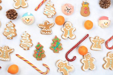 Yılbaşı yemeği, geleneksel zencefilli çörek ve köknar dallı ev yapımı kurabiyeler, çam kozalakları ve süslemeler, tabak tasarımı fikri, fırın konsepti, şenlikli arka plan veya kartpostal, seçici odaklanma,