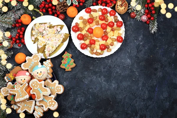 Weihnachtliches Neujahrsessen Traditioneller Festsalat Mit Oliven Und Käse Mit Tomaten — Stockfoto