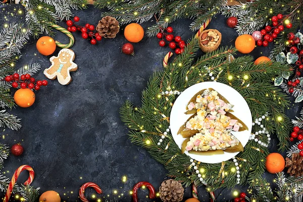 Новогодняя Рождественская Еда Традиционный Праздничный Салат Оливье Еловыми Ветвями Конусами Стоковая Картинка
