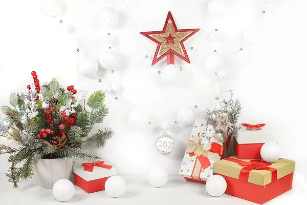 Composição Festiva Com Uma Árvore Natal Vivo Caixas Presente Natal — Fotografia de Stock