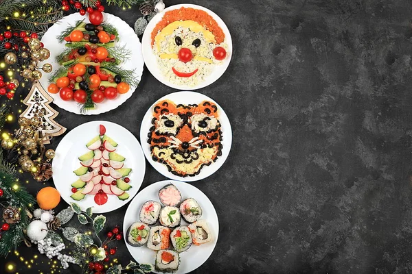 Plats Nouvel Noël Salade Traditionnelle Festive Avec Petit Tigre Symbole Photo De Stock