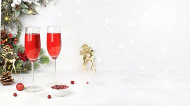 Kızılcık ve tarçın aromalı Noel alkollü kokteyli, şampanyalı kırmızı mimoza kokteyli, soğuk mevsimde ısınan kış içeceği, Noel şenlikli içki, kış kompozisyonu, seçici odaklanma.