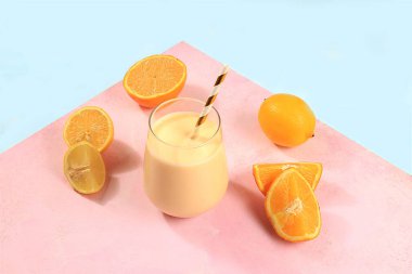 Turunçgil, portakal suyu ve pembe arka planda gölgeli malzemeler içeren modern natürmort, minimum detoks diyeti konsepti, yaz vitamini içecekleri, seçici odak, metin için alan