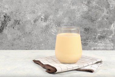 Taze ev yapımı yoğurt, kefir, ayran, lassi, bardakta smoothie. Probiyotik mayalanmış süt içeceği, doğal diyet yiyecekler, metin için seçici bir odak noktası. Probiyotik mayalanmış süt içeceği, doğal diyet yiyeceği, seçici odaklanma.