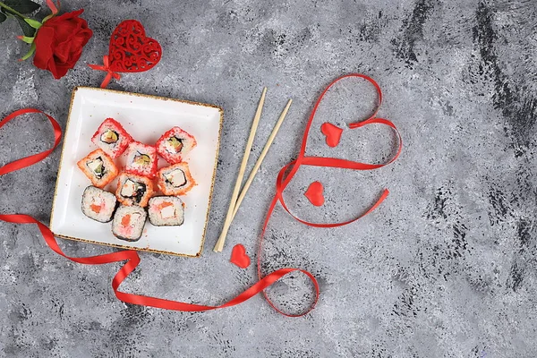 Serce Świeżych Bułek Sushi Różami Walentynki Tradycyjna Kuchnia Japońska Miejsce — Zdjęcie stockowe