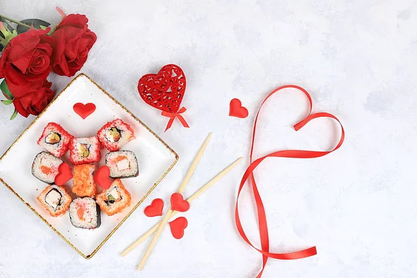 Serce Świeżych Bułek Sushi Różami Walentynki Tradycyjna Kuchnia Japońska Miejsce — Zdjęcie stockowe