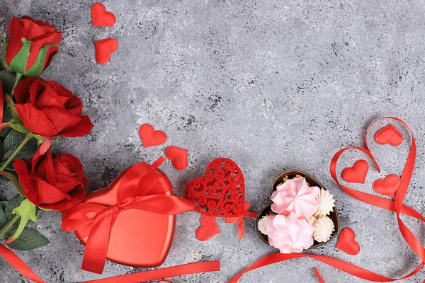 Läckra Cupcakes Med Rosor Marshmallows Hjärtformade Sötsaker Och Presentförpackningar Mat — Stockfoto