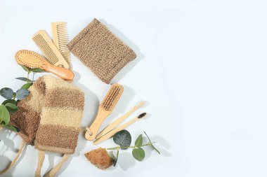 Çevre dostu vücut bakım malzemeleri, bambu diş fırçaları, ahşap masaj fırçaları ve taraklar, doğal havlular, spa ve sağlık kompozisyonu, modelleme, sağlıklı yaşam tarzı konsepti, sıfır atık. Plastik yok, seçici odaklanma