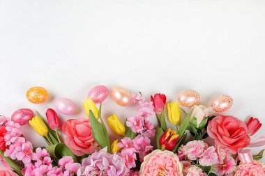 Bayramlık Paskalya bayrağı, ev yapımı yumurta ve çiçek desenli bahar kompozisyonu, yaratıcı paskalya konsepti, ev dekorasyonu fikirleri, ekran şablonu, seçici odaklanma.