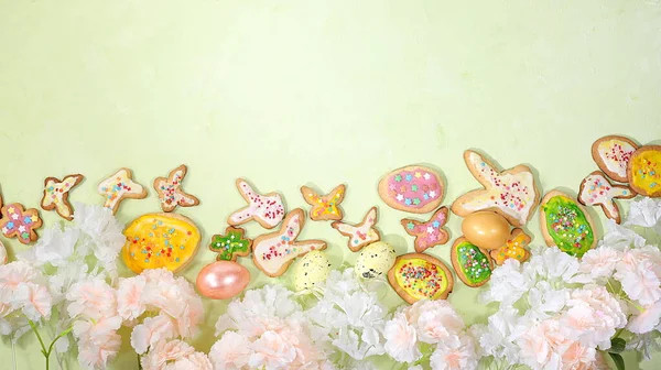 Праздничный Пасхальный Баннер Весенняя Композиция Украшенными Яйцами Печенье Цветущие Цветы — стоковое фото