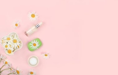 Papatya çiçekleri ve narin arka planda bakım kozmetikleri bitkisel doğal organik kozmetik konsepti, yaz geçmişi, sağlıklı yaşam tarzı seçimi.,