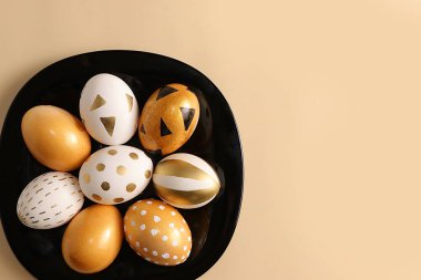 Mutlu Paskalyalar, bahar kartı, geçmiş. Gri arka planda altın Paskalya yumurtaları. Asgari tatil konsepti, metin için yer, ekran için pankart, tasarım için şablon, seçici odaklanma