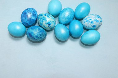 Mutlu Paskalyalar, bahar kartı, geçmiş. Gri arka planda mavi Paskalya yumurtaları. Asgari tatil konsepti, metin için yer, ekran için pankart, tasarım için şablon, seçici odaklanma