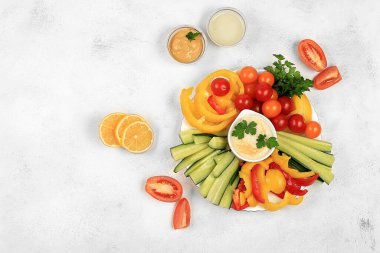 Atıştırmalıklı humus, sağlıklı mutfak arka planı bir kase humus ve sebze çubuğu. Tabak Orta Doğu 'dan, geleneksel vejetaryen atıştırmalıklar, doğulu gıda konsepti, seçici odaklanma.