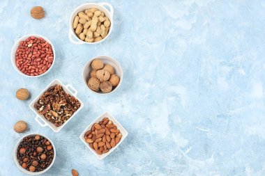 Çeşitli fındık çeşitleri, sağlıklı doğal beslenme kavramı, badem, ceviz, fıstık, ceviz, ceviz ve çam fıstığı, sebze proteini ve vitaminli yüksek kalorili yiyecekler, beslenme temeli,