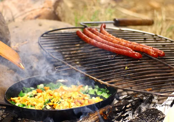 Omelette im Freien machen — Stockfoto