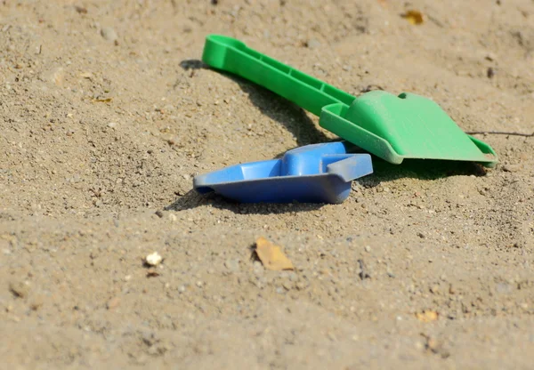 Spielzeug im Sand — Stockfoto