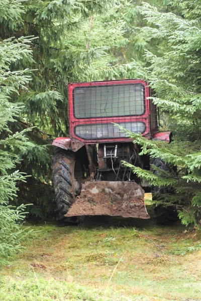 Трактор остался в лесу. — стоковое фото