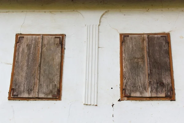 Fenêtres de la vieille maison — Photo