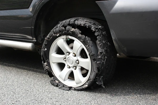 Neumático de camión explotado — Foto de Stock