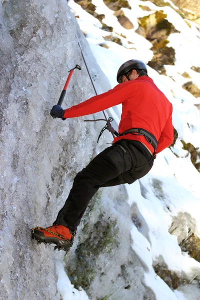 Homem escalando no gelo — Fotografia de Stock