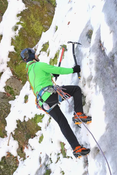 Escalada no gelo no inverno — Fotografia de Stock