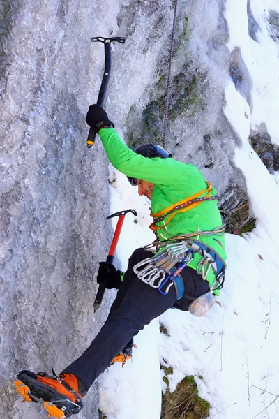 Escalar una pared de hielo — Foto de Stock