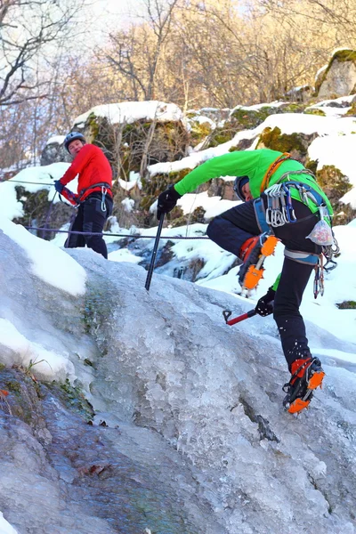 Team van bergbeklimmers op weg naar de top — Stockfoto