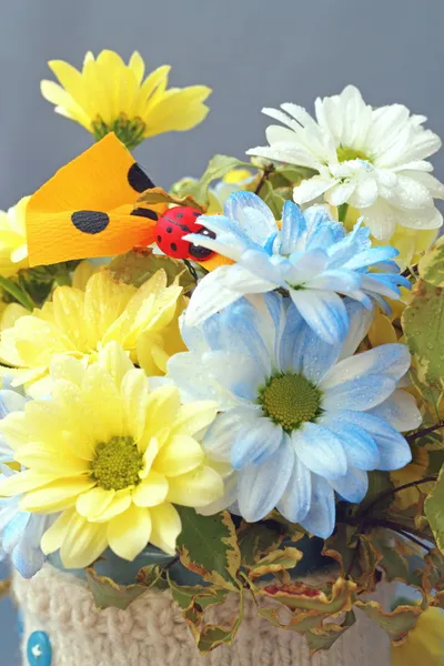 Söt arrangemang med blommor — Stockfoto