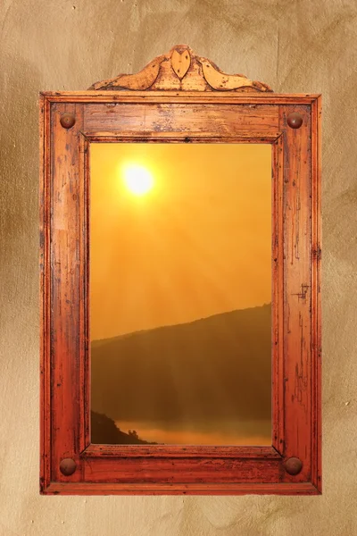 Alba vista attraverso un'antica finestra — Foto Stock