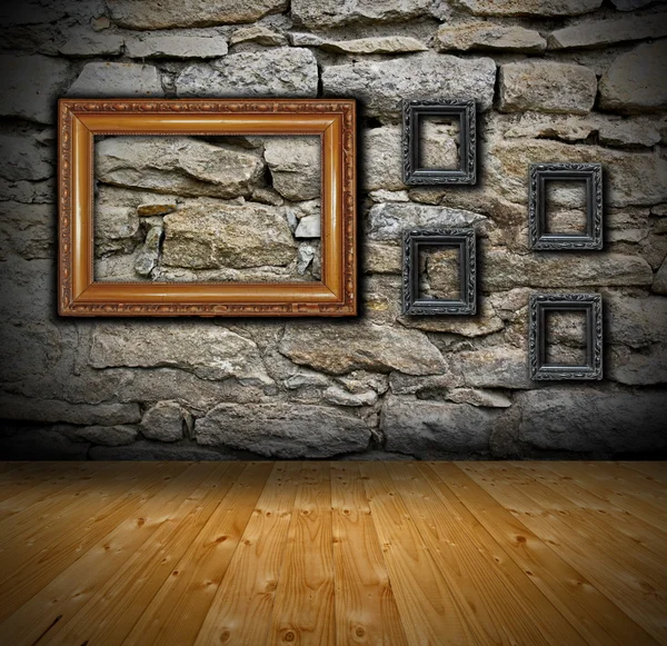 Interieur met oude frames op de muur — Stockfoto
