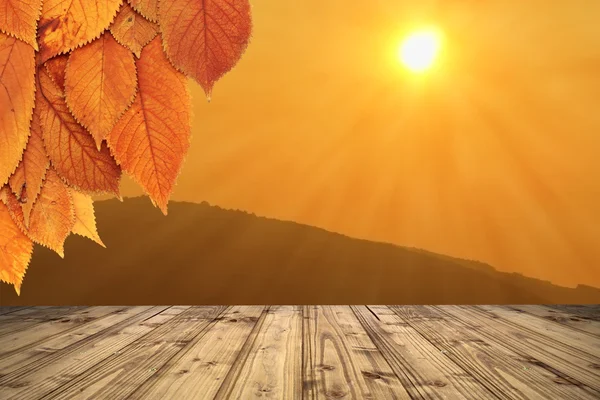 Осенний фон с деревянной террасой — стоковое фото