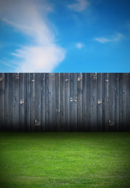 Eski ahşap çit ile arka bahçede — Stok fotoğraf