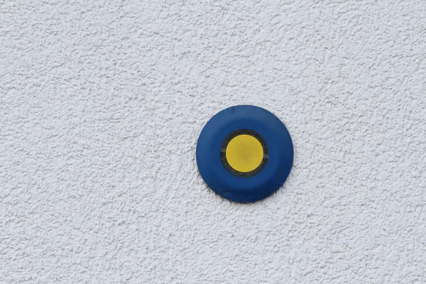 Button on grunge wall — Stock Photo, Image