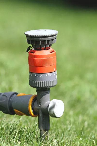 Sprinkler im Garten — Stockfoto