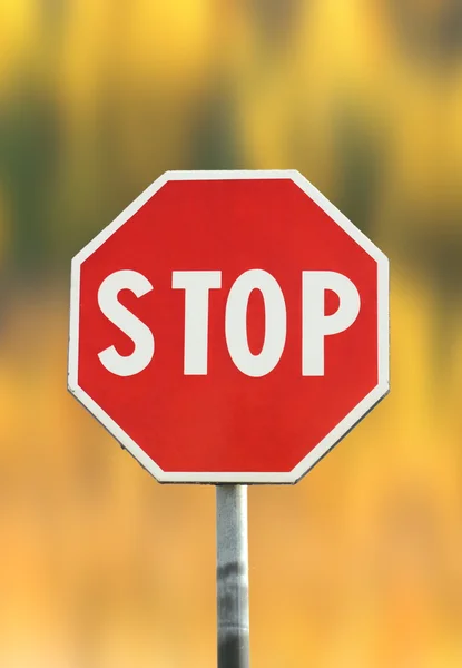 Stoppschild über Herbst-Hintergrund — Stockfoto