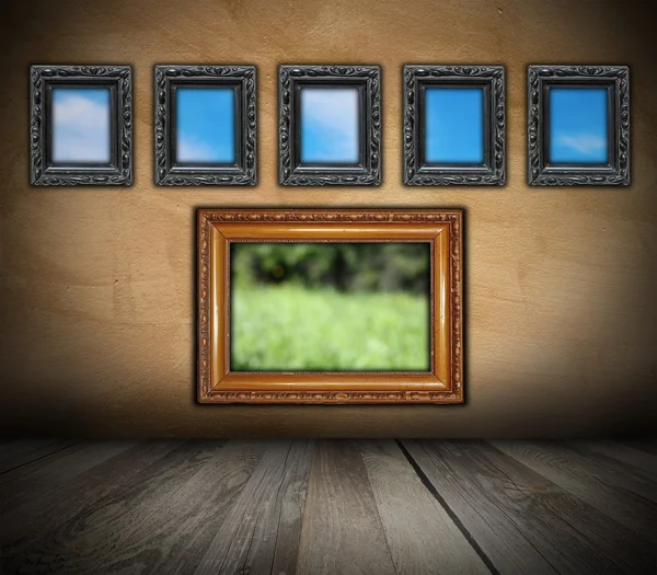 Oude houten frames op grunge muur — Stockfoto